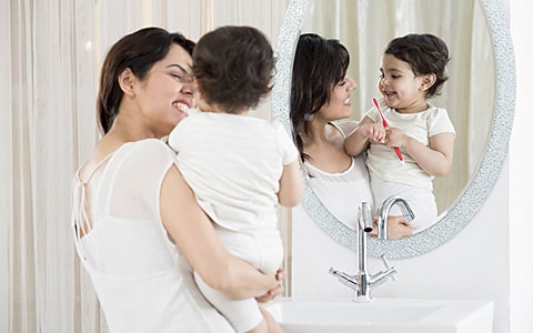 Brushing baby teeth: When to start and how