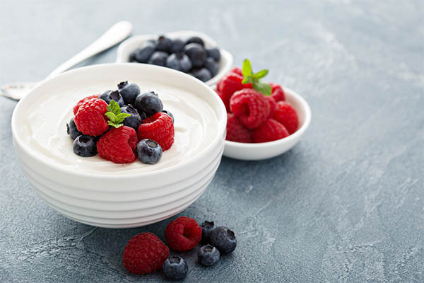 post-workout foods greek yoghurt berries mfine 