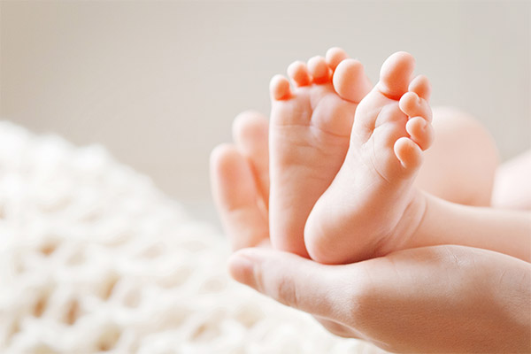 breastfeeding baby feet mfine 
