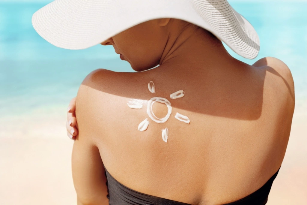 Mineral vs. Chemical Sunscreen: Which is Better for Acne-Prone Skin?